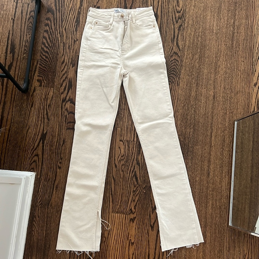 Zara slim flair size 2. Would fit a 0
